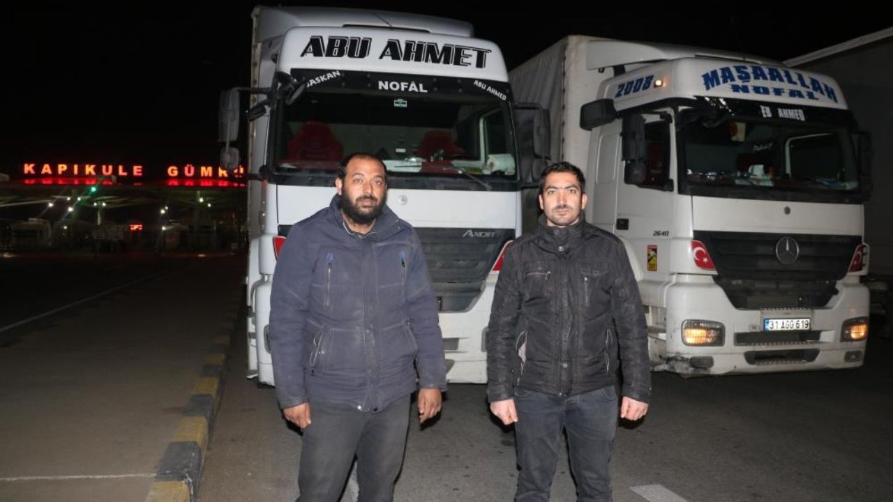 Ukrayna'daki tır şoförü, Türkiye'ye gelir gelmez toprağı öpüp dua etti